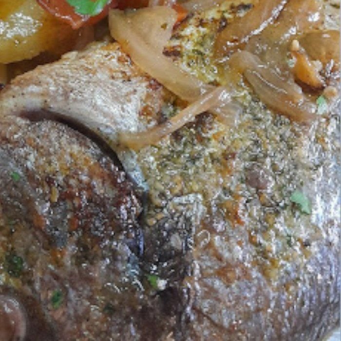 Orada al forn amb ceba caramel·litzada, all i julivert