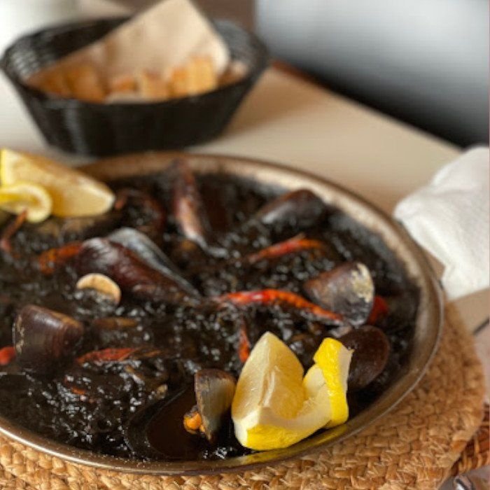 Arròs negre amb tinta de sèpia i musclos