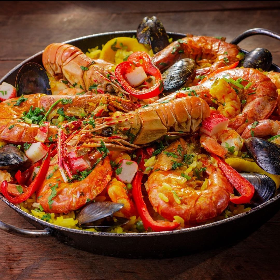 Paella d'arròs amb llamàntol acabada de fer al Restaurant Caliu