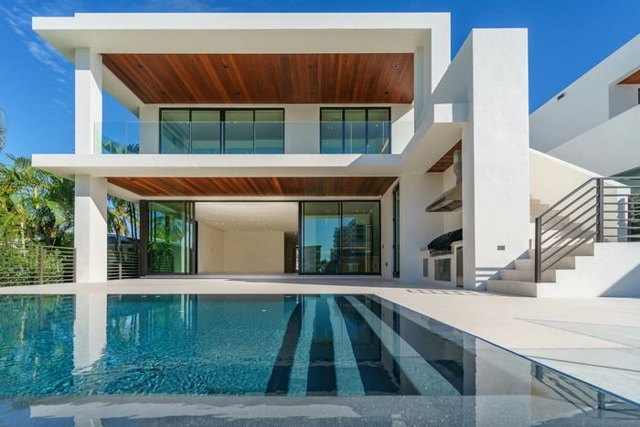 Porche de una villa moderna con piscina al atardecer